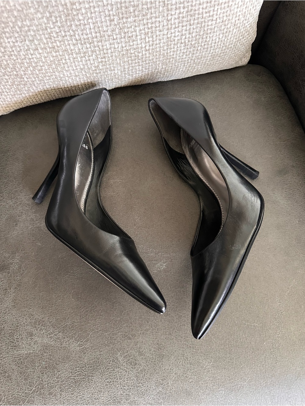 Guess Black Pointed Leather Pumps - Picture 2 of 4